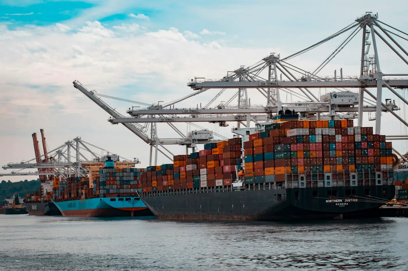 Grúas pórtico cargando una nave portacontenedores
